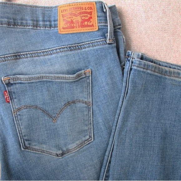 Classic cut Levi’s blue jeans - Picture 2 of 3